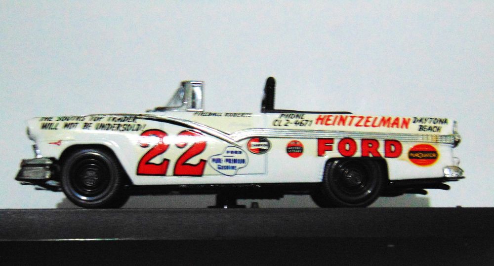 Miniatura em metal Ford Thunderbird.