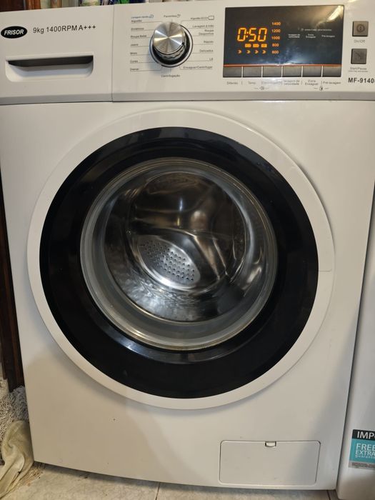 Máquina de lavar roupa  funciona muito bem