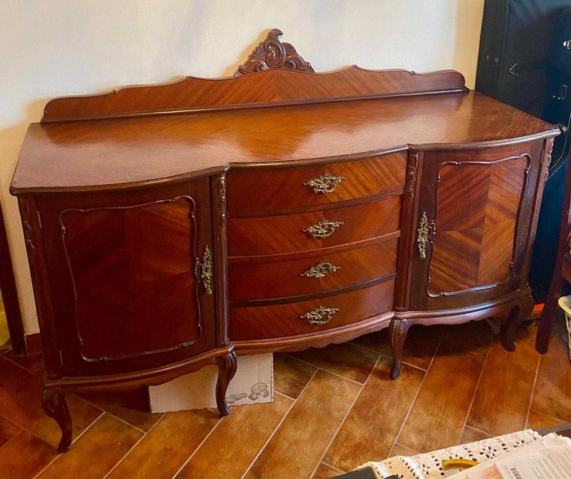 Conjunto mobília em madeira mogno