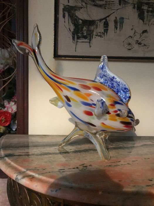 Peixe colorido em vidro