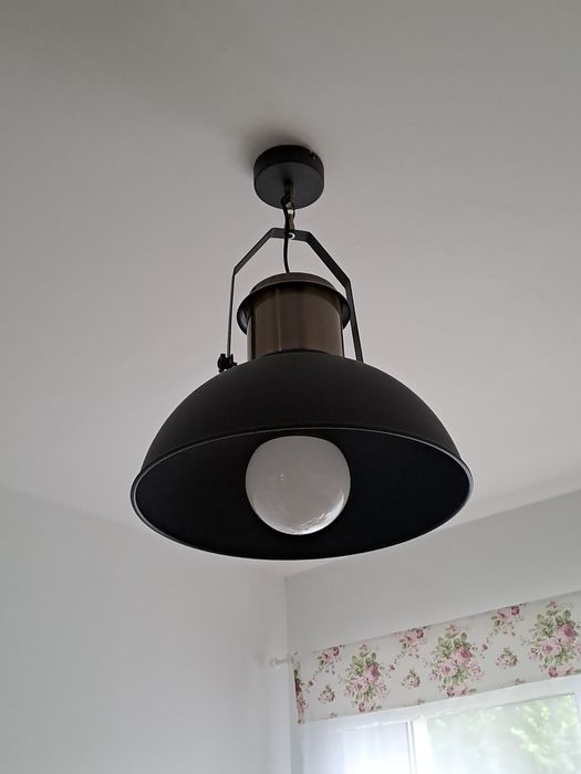 Lampa kuchenna z żarówka