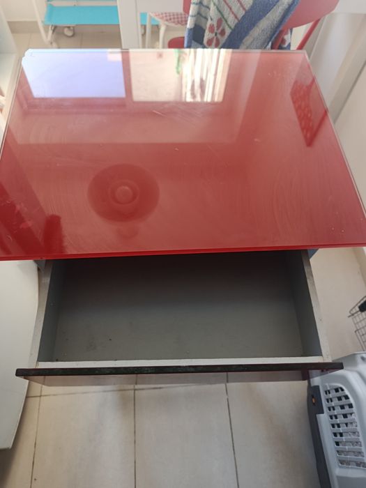 Carrinho vermelho de cozinha.