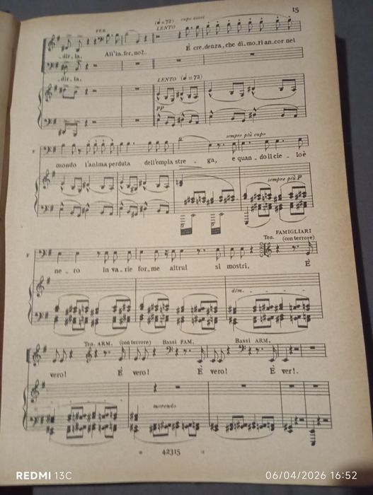 Livro com as partituras da Traviata de Verdi