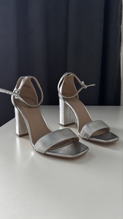 Босоніжки на каблуку