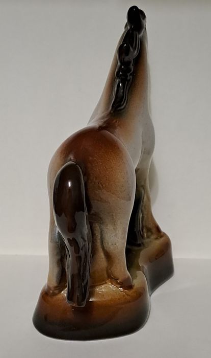 Фарфоровая статуэтка "Конь"