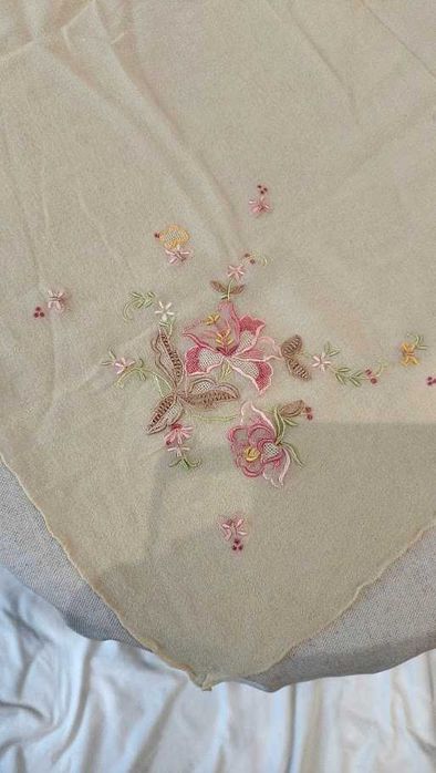 Lenço de pescoço em chiffon de seda e bordado da Madeira