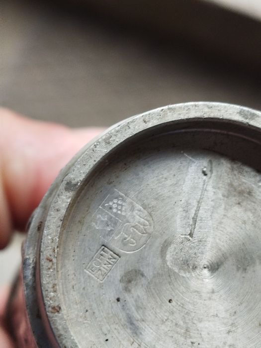 На фото зображена вінтажна рельєфна чарка