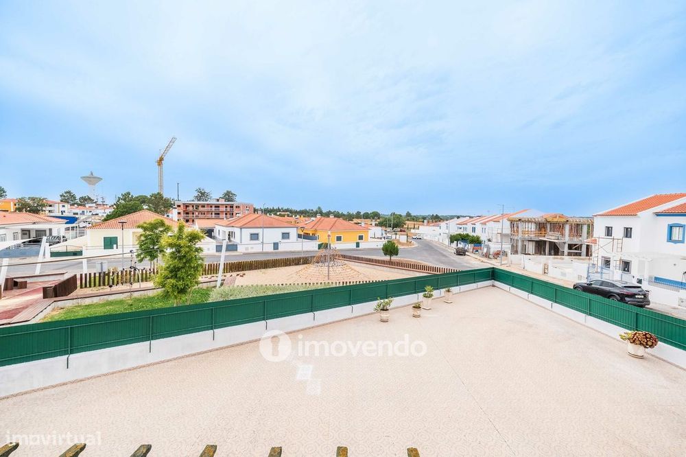 Moradia T4 com garagem e espaço exterior enorme, em Coruche