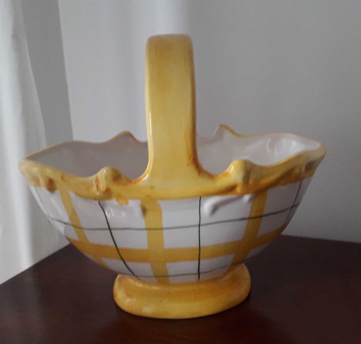 Cesta amarela e branca, com risca fina em verde