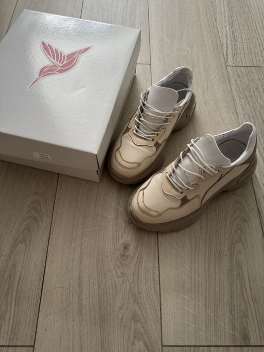 Шкіряні жіночі кросівки