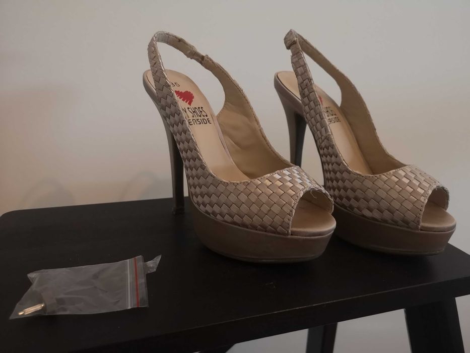 Sandália de salto agulha