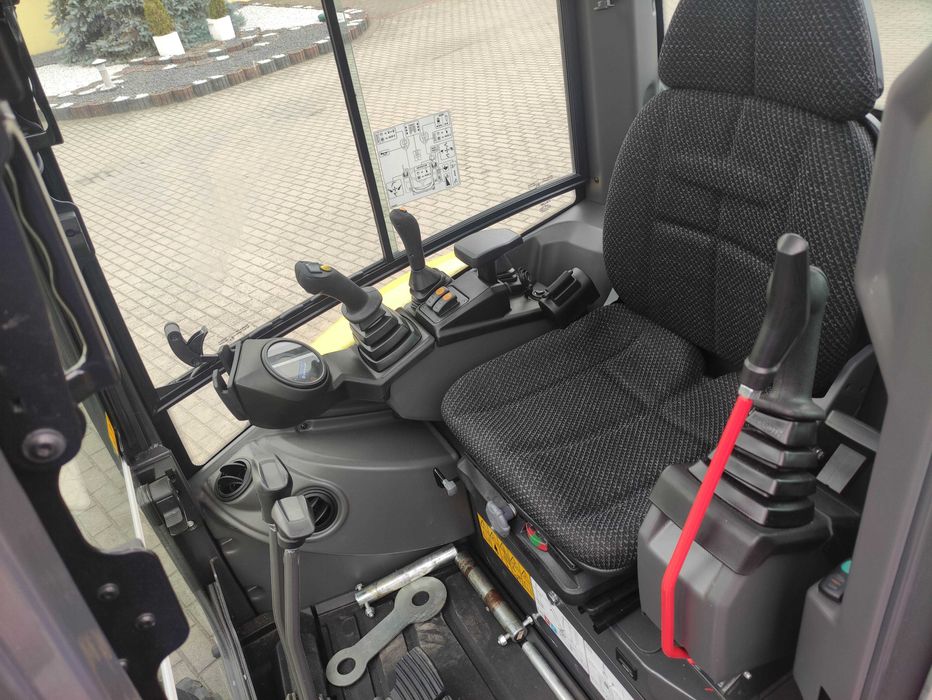 Minikoparka New Holland E25D