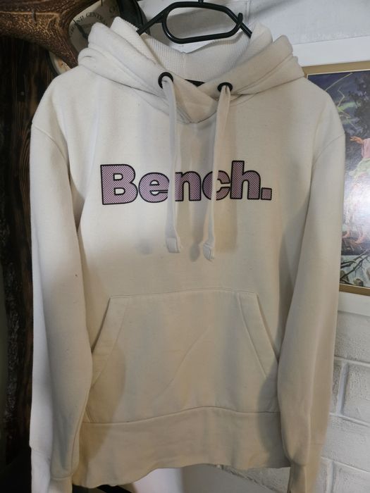 Biała damska bluza z kapturem.