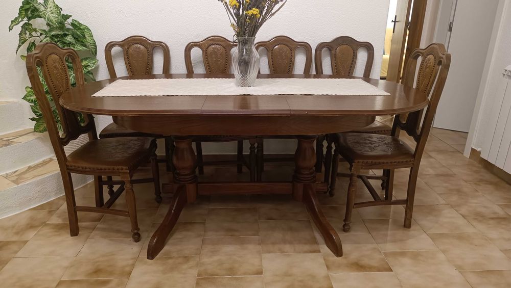 Conjunto de mesa e 6 cadeiras