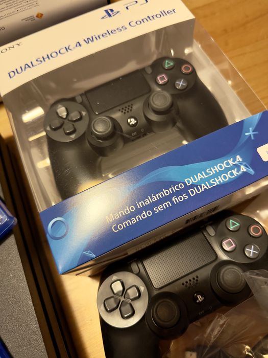 Playstation 4 Pro 1tb + 2 comandos