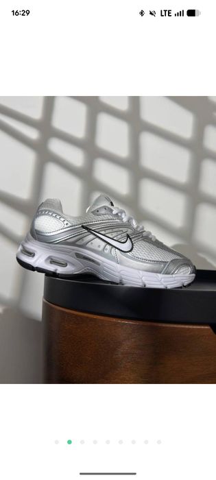 Кросівки  жіночі nike air max moto 2k white metallic silver   37,40р