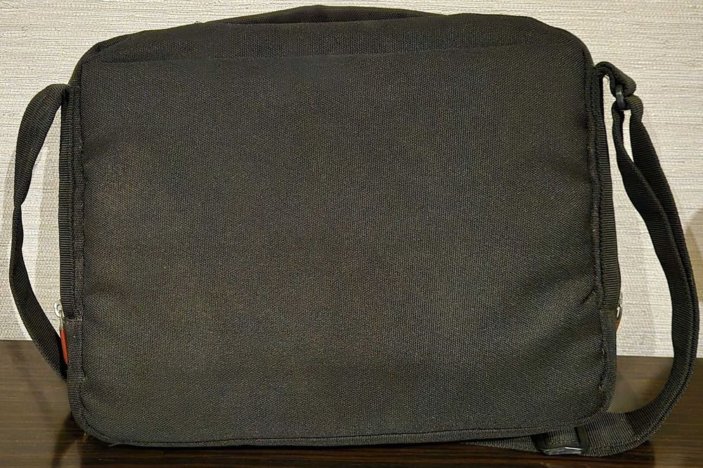 Pasta Belkin para portátil 11'' – Preto/Vermelho – Excelente estado