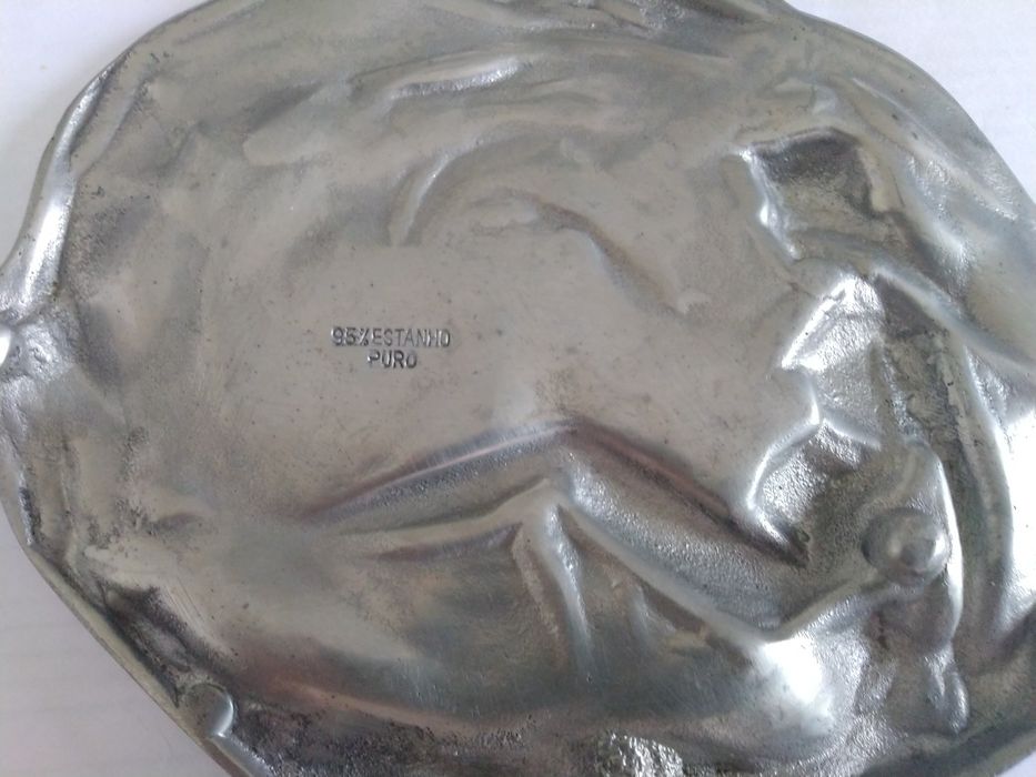 Porta jóias ou porta chaves em estanho(95%). Arte Nova .