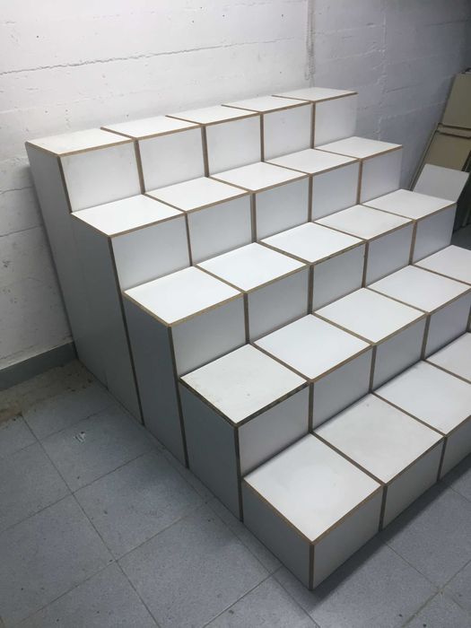 Expositor por módulos em aglomerado lacado a branco