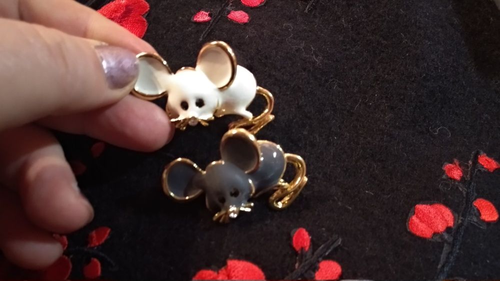 из коллекции значок знак металл брошь мышь мышка белая и серая крыса