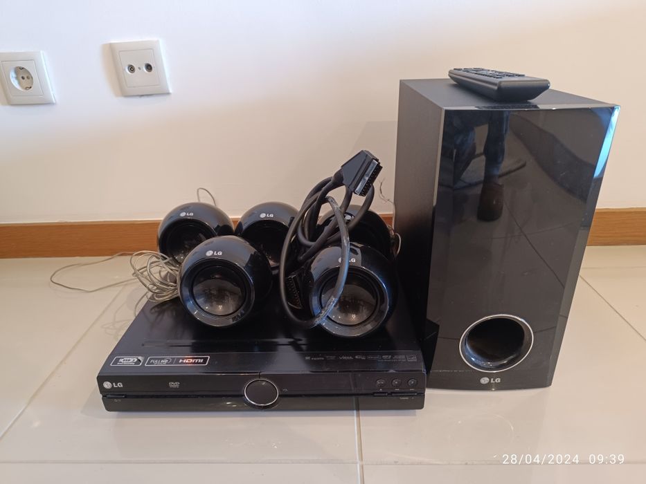 Sistema de som LG, com 5 colunas e um woofer.