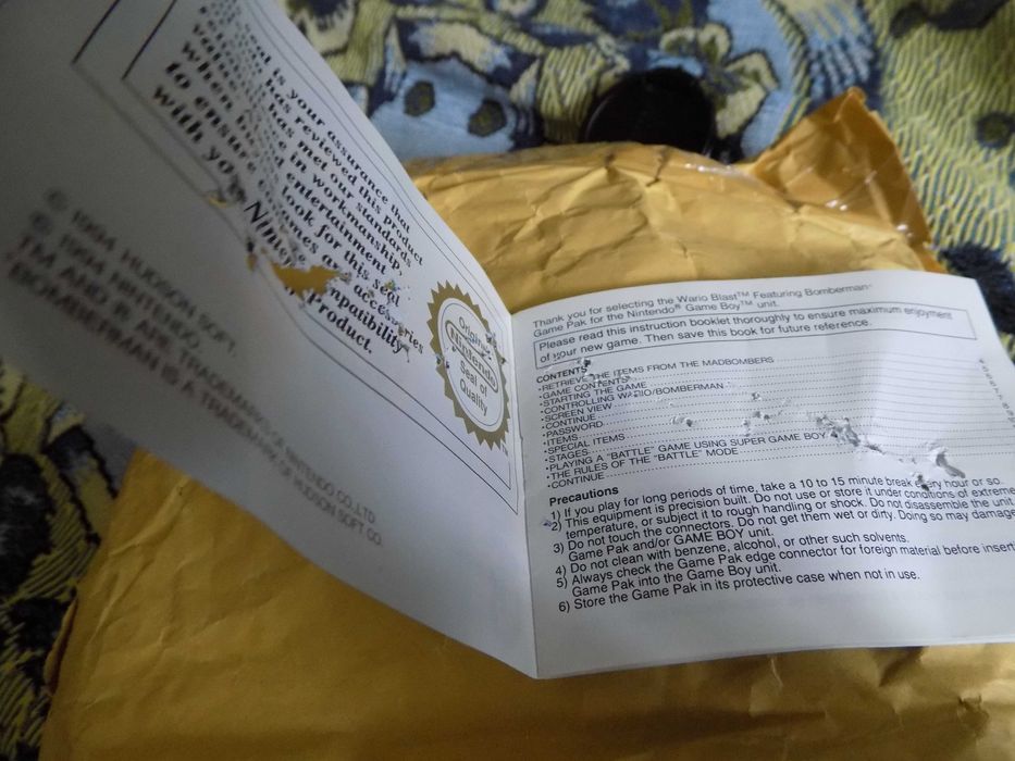 Wario Blast: Featuring Bomberman z instrukcją zadźganą przez listonosa