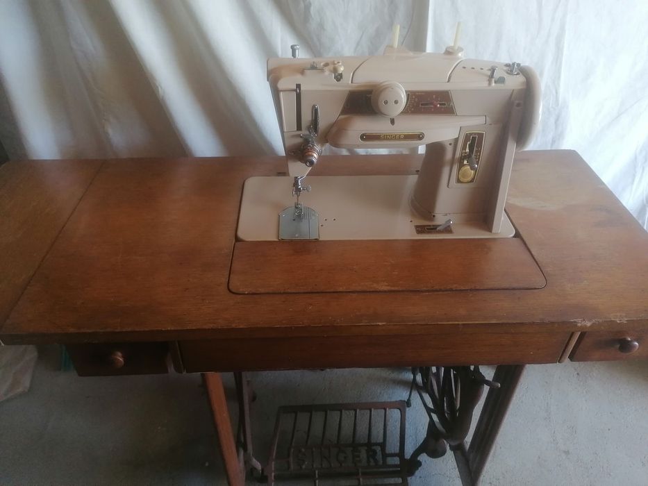 Máquina de costura Singer com todos os acessórios.