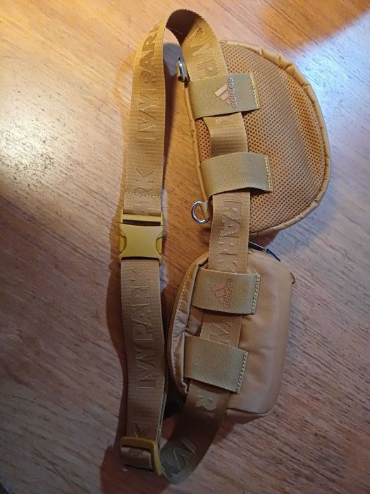Bolsas/carteira (versátil) Adidas, Colecção: Adidas X Ivy Park, castanha-"mostarda", óptimo estado.  Preço: 25 euros
