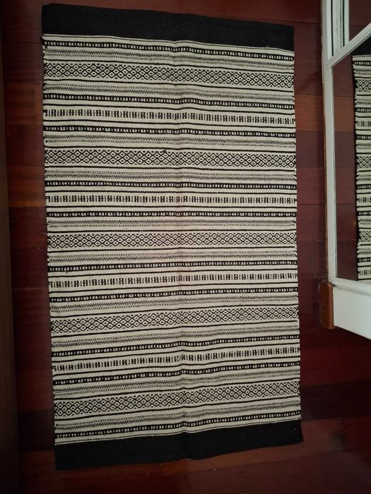 Tapete preto e branco tribal