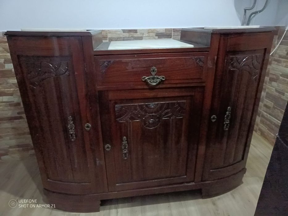 Móvel com Cristaleira e espelho - 220€