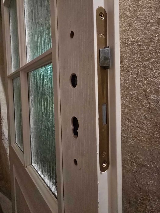 Drzwi wewnętrzne białe prawe klasyczne przylgowe z przeszkleniem "80"