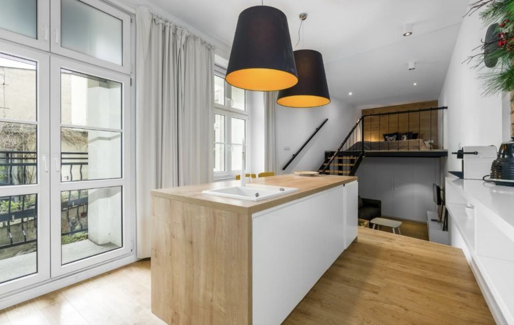 RezerwacjaKawalerka z antresolą i balkonem w centrum Poznania,