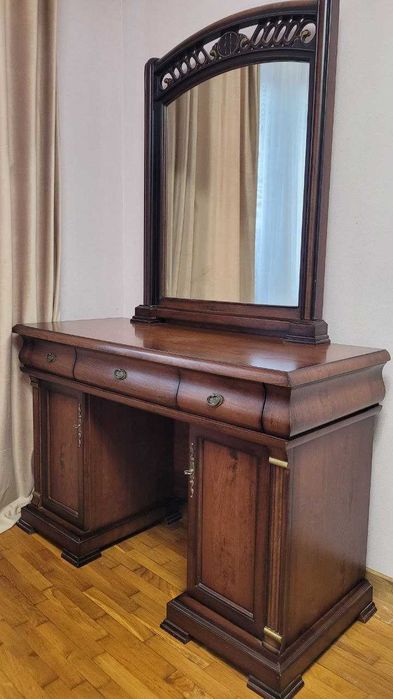 Трюмо з дзеркалом