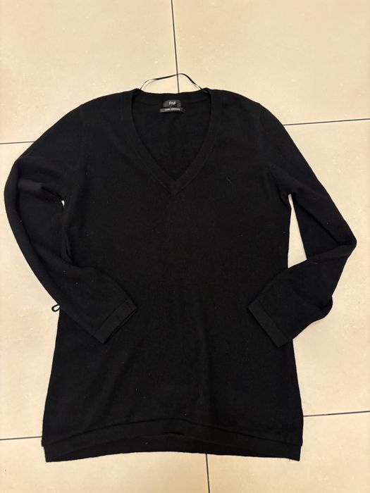 Czarny kaszmirowy swetrek w serek uniwersalny damski miekki wygodny