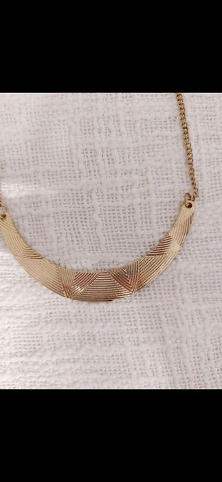 Colar dourado elegante