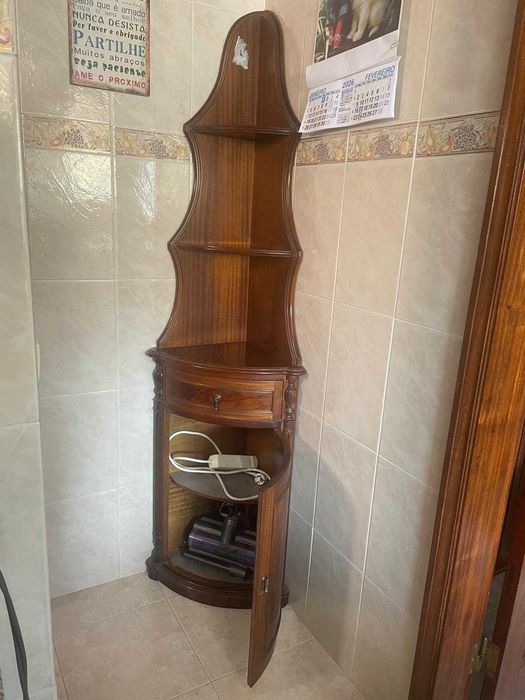 Móvel de canto em madeira