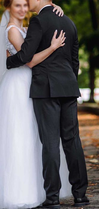 Чоловічий класичний весільний костюм з білою сорочкою Cacharel