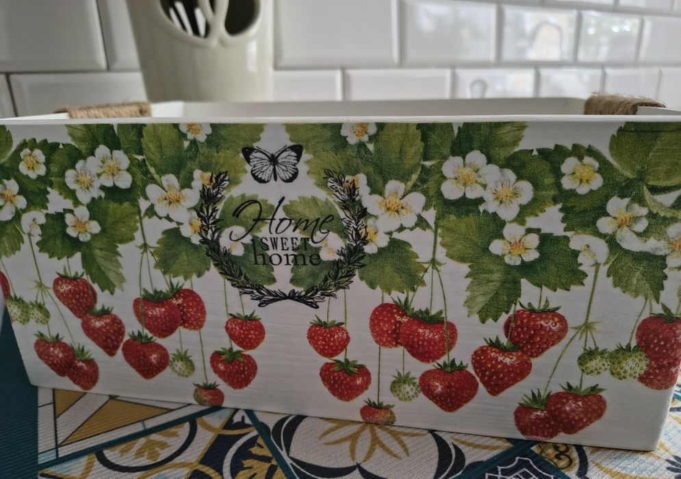 Skrzynka kufer dekoracja ozdoba truskawki