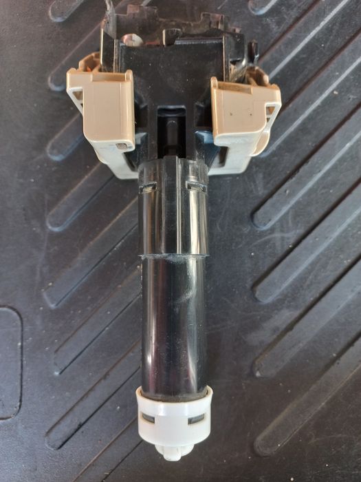 Кріплення форсунки омивача фари Mazda CX5