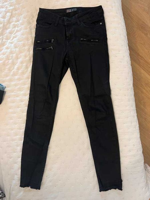 Czarne spodnie rurki Zara