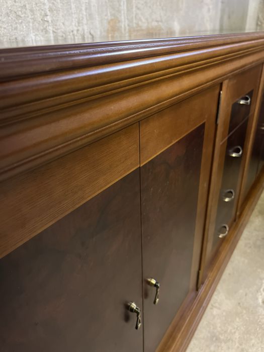 Móvel aparador em madeira maciça em muito bom estado