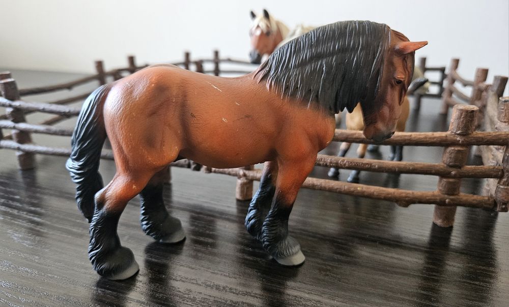 Collecta. Zagroda dla koni. 3 figurki koni . 1 źrebak schleich.