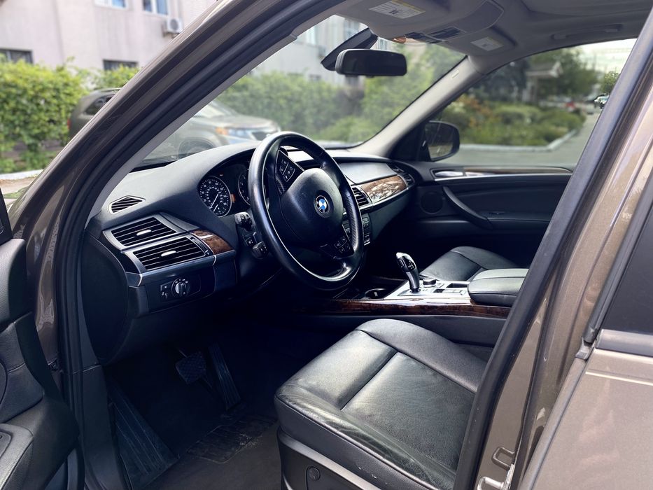 Автомобіль BMW X5 e70
