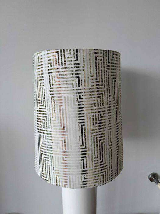 Candeeiro base branca e abajur padrão (Interdesign)