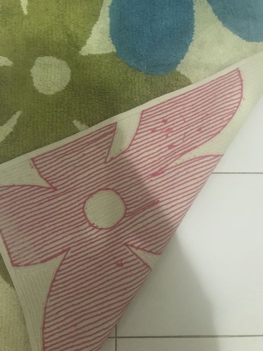 Tapete flores tres cores