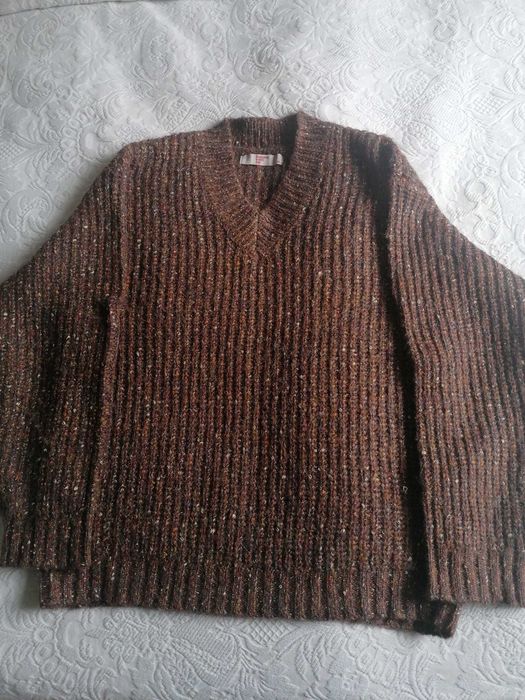 sweter w kolorze czekolady z błyszcząca nitką