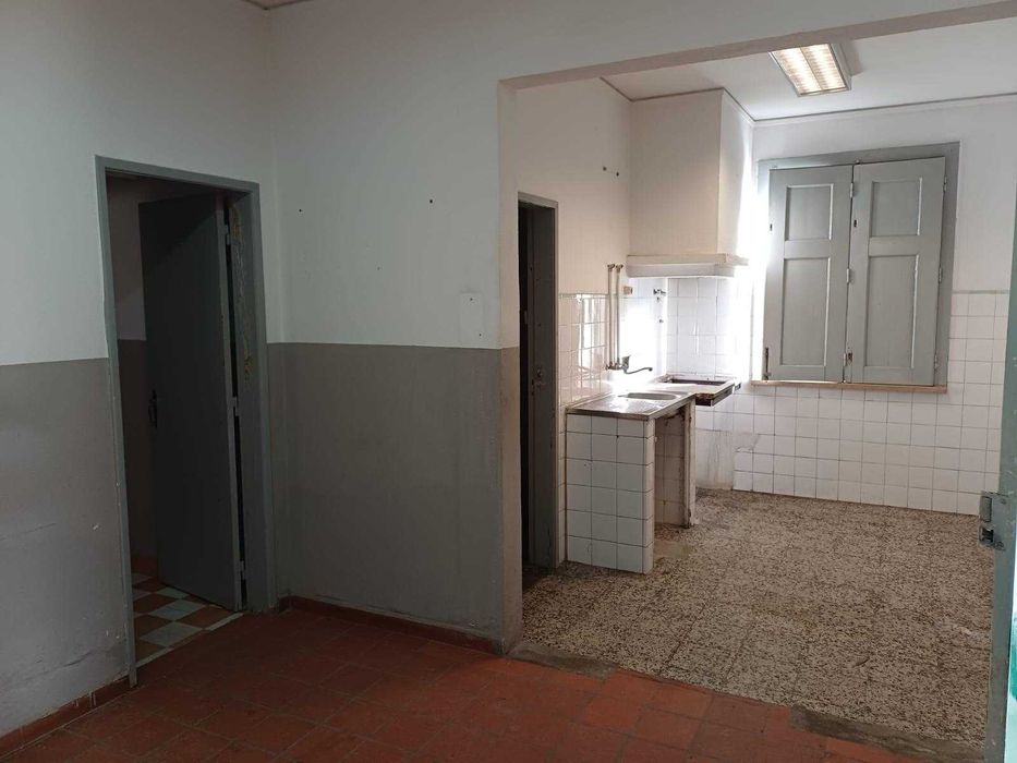 Arrenda-se oficina/ armazém