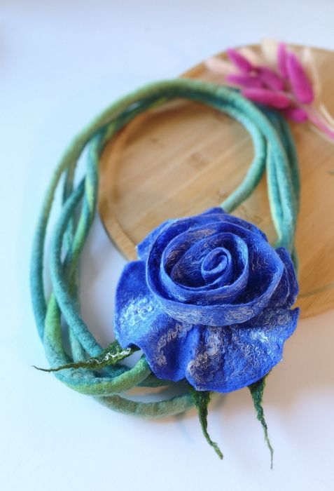 Naszyjnik z odpinaną róża Hand made Rękodzieło Boho Prezent na dzień matki Biżuteria ręcznie filcowana