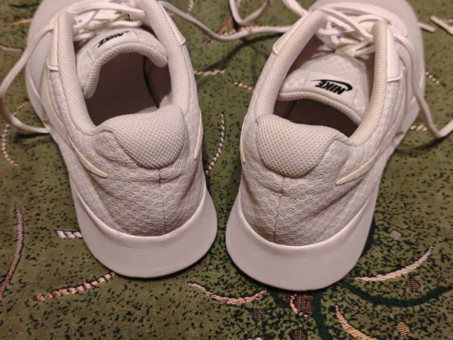 Кроссовки NIKE  (оригинал) фирменные  размер-42 стелька- 27 см.