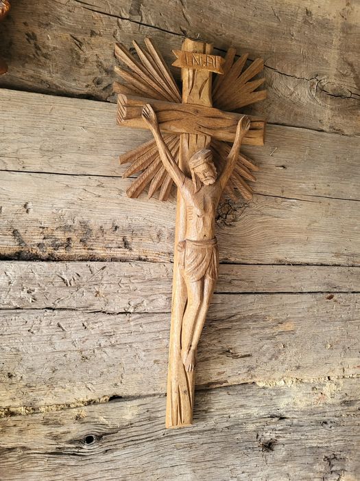 Rzeźbiony drewniany krzyż 61 cm